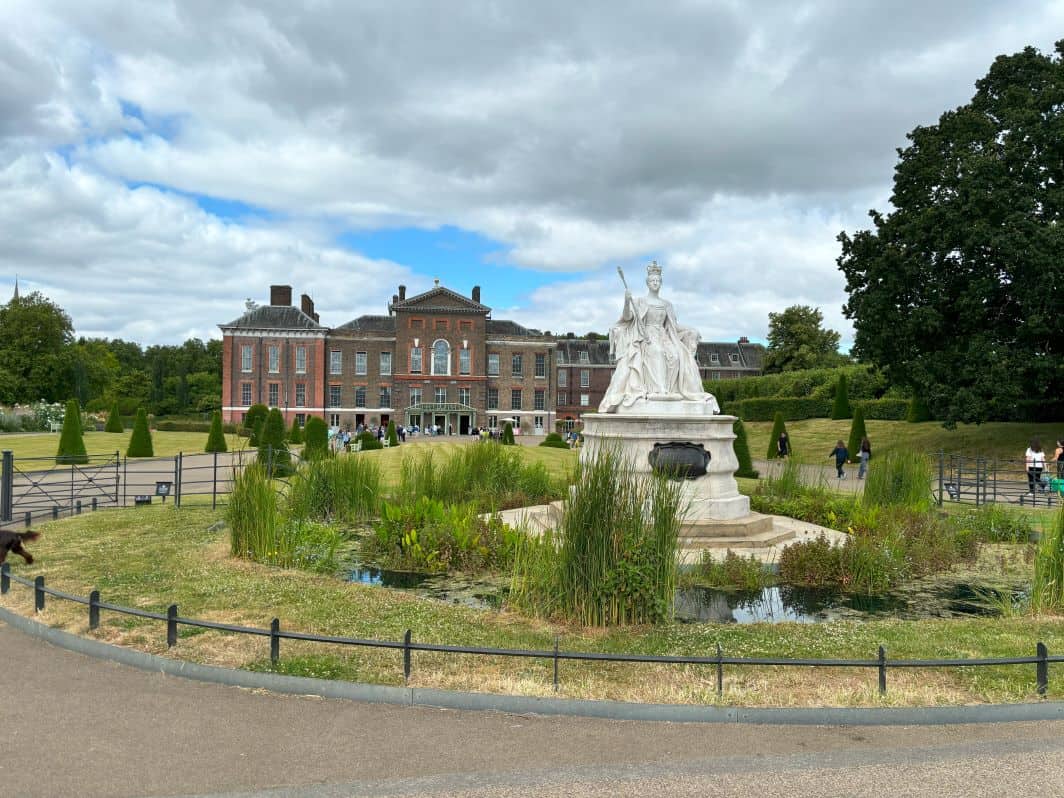 Kensington Palace and the Queen Victoria Statue