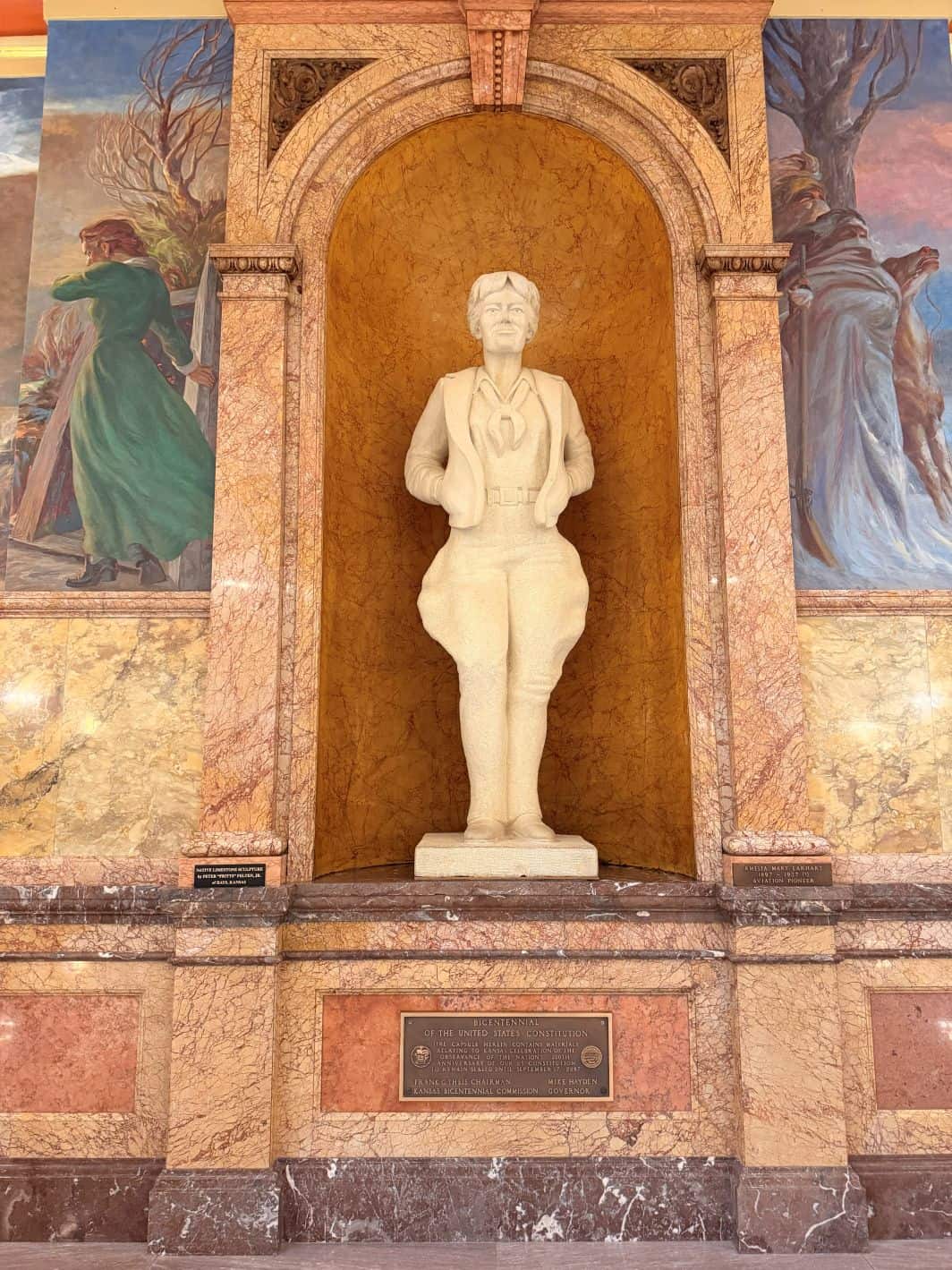 Statue of Amelia Earhart